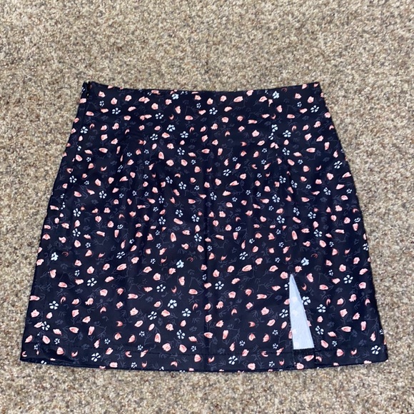NEVER WORN satin floral skirt - Picture 1 of 2